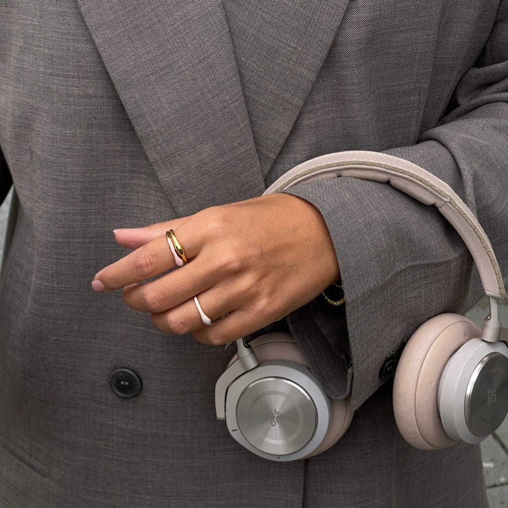 Jeberg Jewellery Ring Balance Enamel Nude, vergoldet