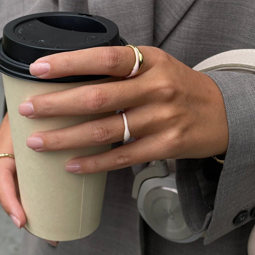 Jeberg Jewellery Ring Balance Enamel Nude, vergoldet