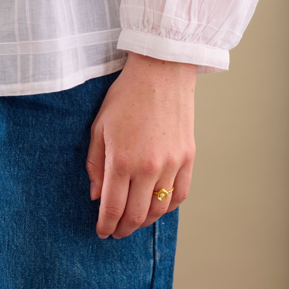 Pernille Corydon Ring Hidden Pearl, vergoldet