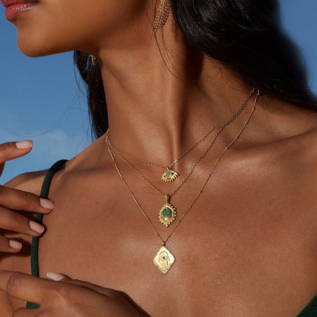 Satya Jewelry Kette Cradled in Protection Gold Hamsa, vergoldet