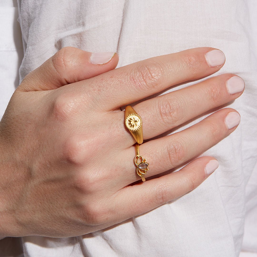 Satya Jewelry Ring Cultivate Truth Lotus Labradorite, vergoldet